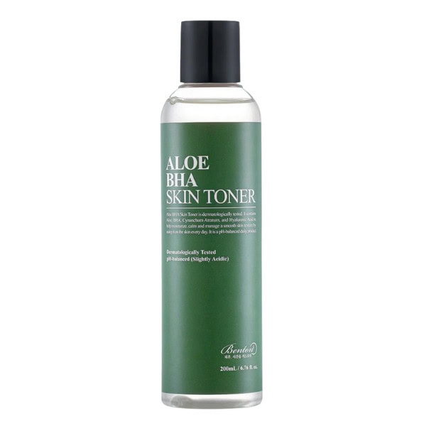 Tónico facial Benton Aloe BHA con marca Benton en envase verde y negro.