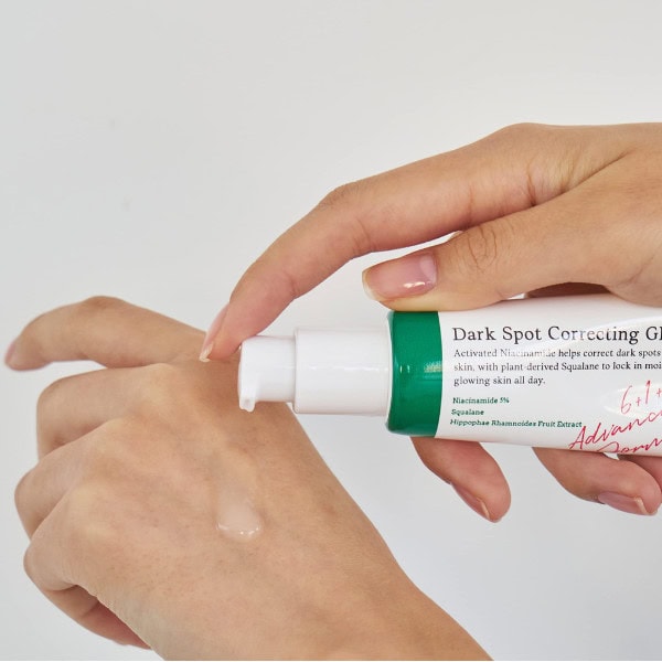 Dark Spot Correcting Glow Serum de AXIS-Y en envase blanco y verde.