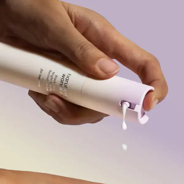 Kalon hidratante facial en envase blanco con dispensador y gota de producto.